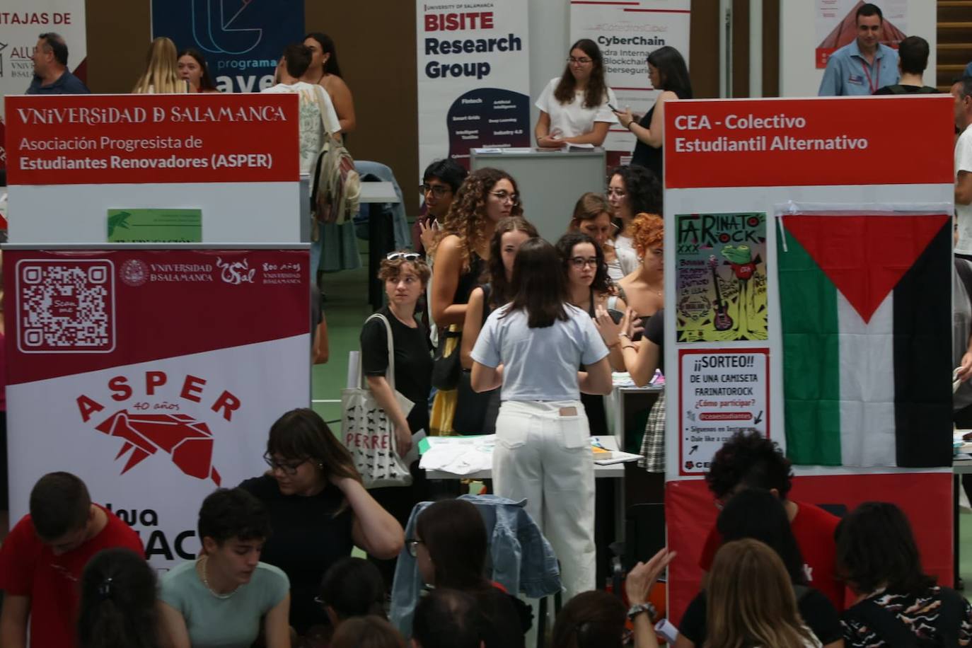 Pistoletazo de salida al curso: gran ambiente en la Feria de Bienvenida de la Universidad