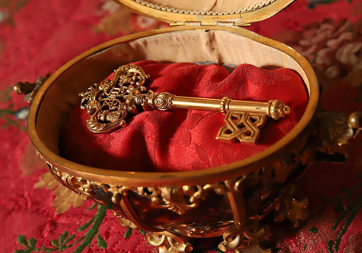 Imagen principal - El Carmelo de Alba envía a Felipe VI una nueva llave real del sepulcro de Santa Teresa