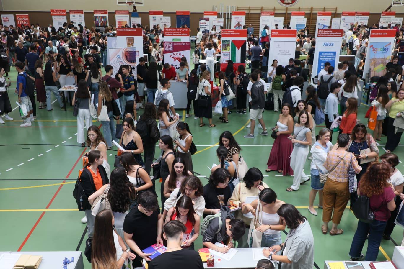 Pistoletazo de salida al curso: gran ambiente en la Feria de Bienvenida de la Universidad
