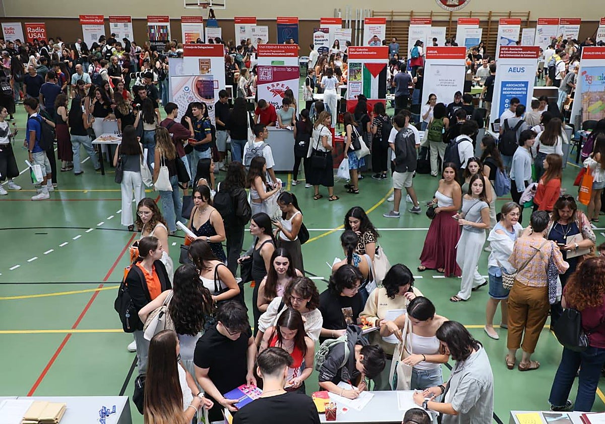 Pistoletazo de salida al curso: gran ambiente en la Feria de Bienvenida de la Universidad