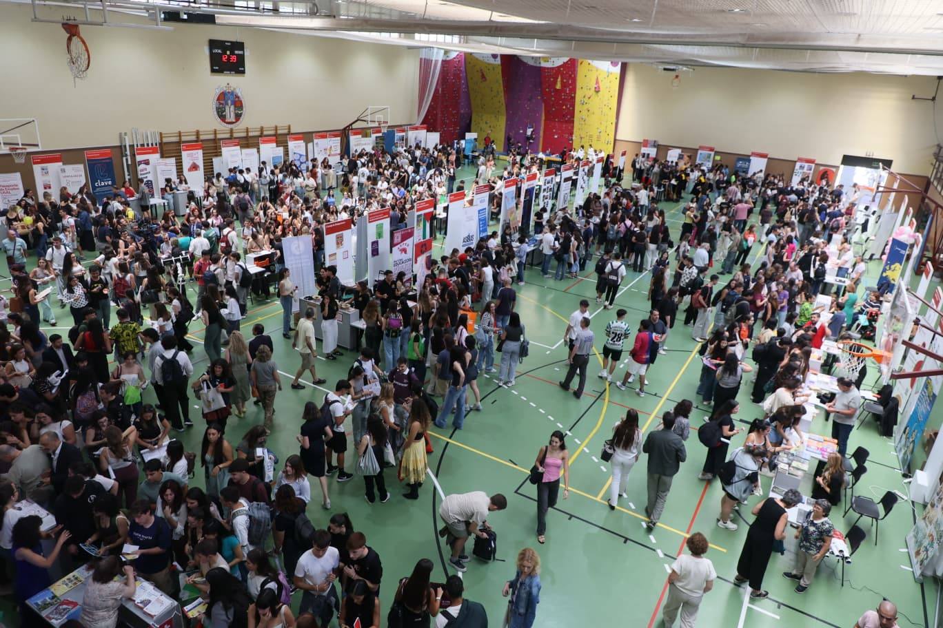 Pistoletazo de salida al curso: gran ambiente en la Feria de Bienvenida de la Universidad