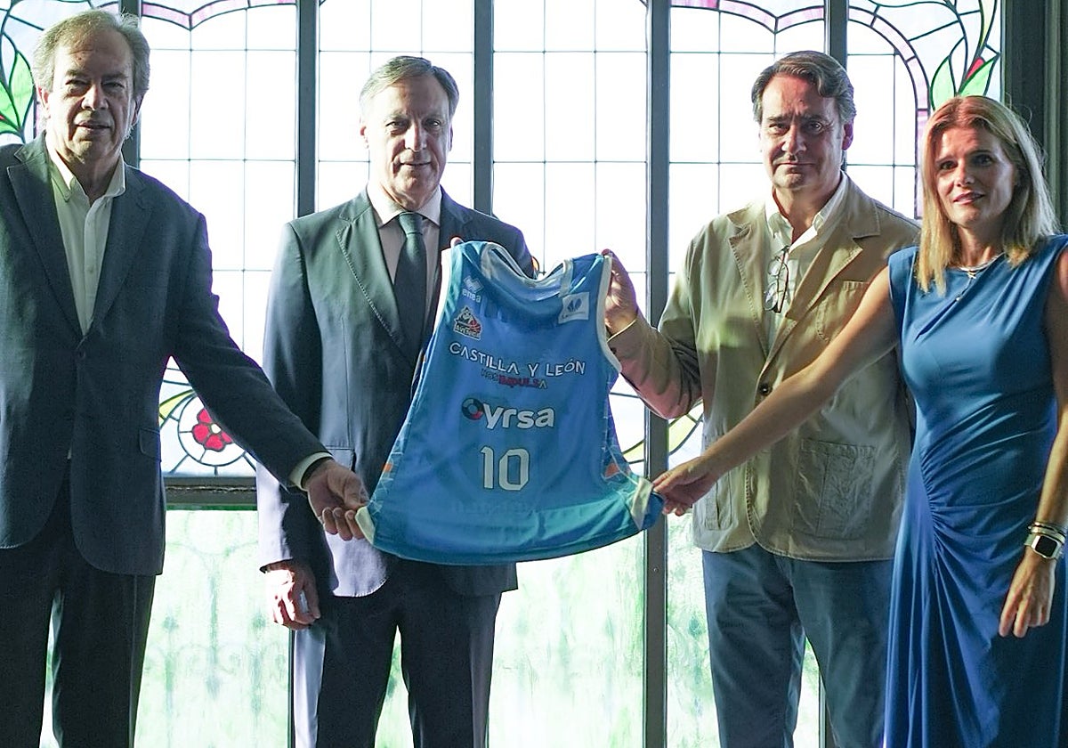 Pedro Pérez, Carlos García Carbayo, Jorge Recio y Almudena Parres, presentando la nueva camiseta.