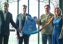 Pedro Pérez, Carlos García Carbayo, Jorge Recio y Almudena Parres, presentando la nueva camiseta.