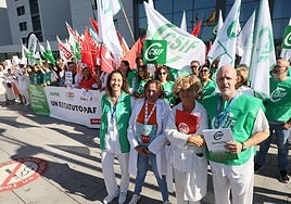 Representantes sindicales junto a los profesionales que protestaron.
