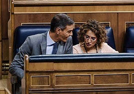 Pedro Sánchez y María Jesús Montero, en el Congreso.
