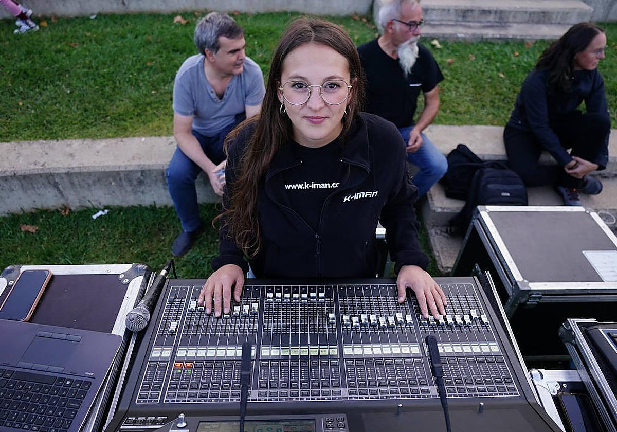 Sara Sánchez, junto a una tabla de sonido en un concierto de Ferias.
