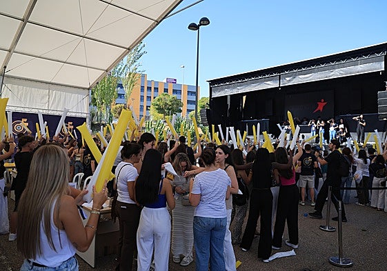 Los nuevos estudiantes de la Universidad Pontificia, celebrando el primer día de convivencia.