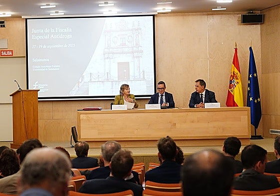 La fiscal jefa antidroga, Rosa Ana Morán; el rector de la Universidad, Juan Manuel Corchado y el fiscal jefe provincial, Juan José Pereña.