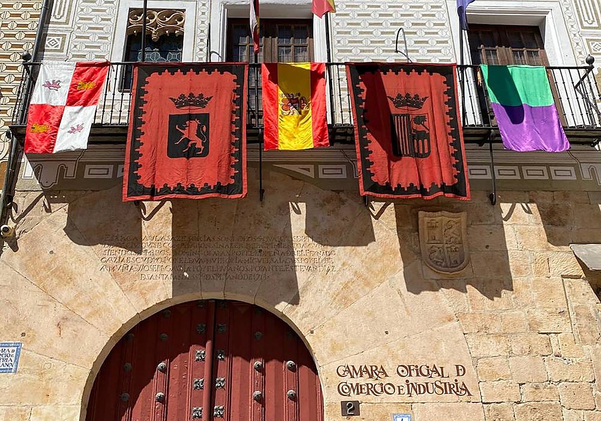 Banderas en la fachada de la Cámara de Comercio de Salamanca, este miércoles.