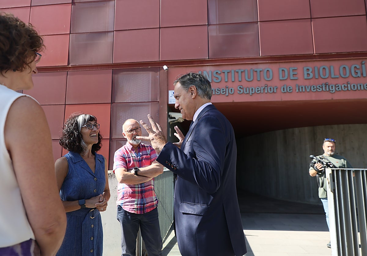 Olga Calvo y Carlos García Carbayo, en la visita.