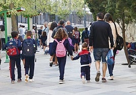 Entrada de escolares al colegio con sus mochilas.