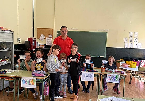 Entrega del cheque a los escolares de San Esteban.