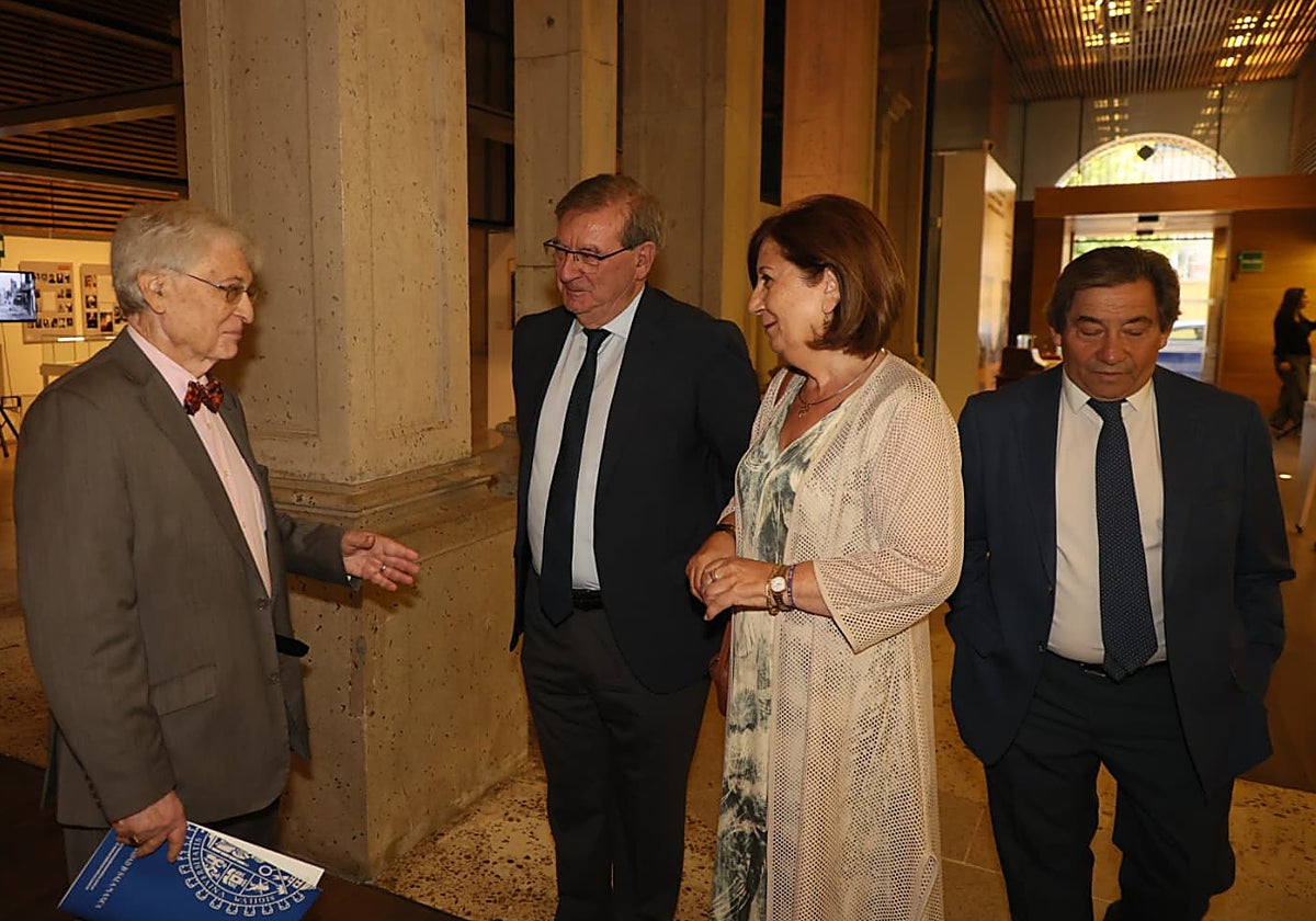 Llegada del secretario de Estado de Memoria Democrática, Fernando Martínez (segundo izquierda).