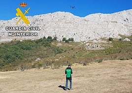 Imagen del pico Gilbo con un agente de la Guardia Civil buscando al hombre.