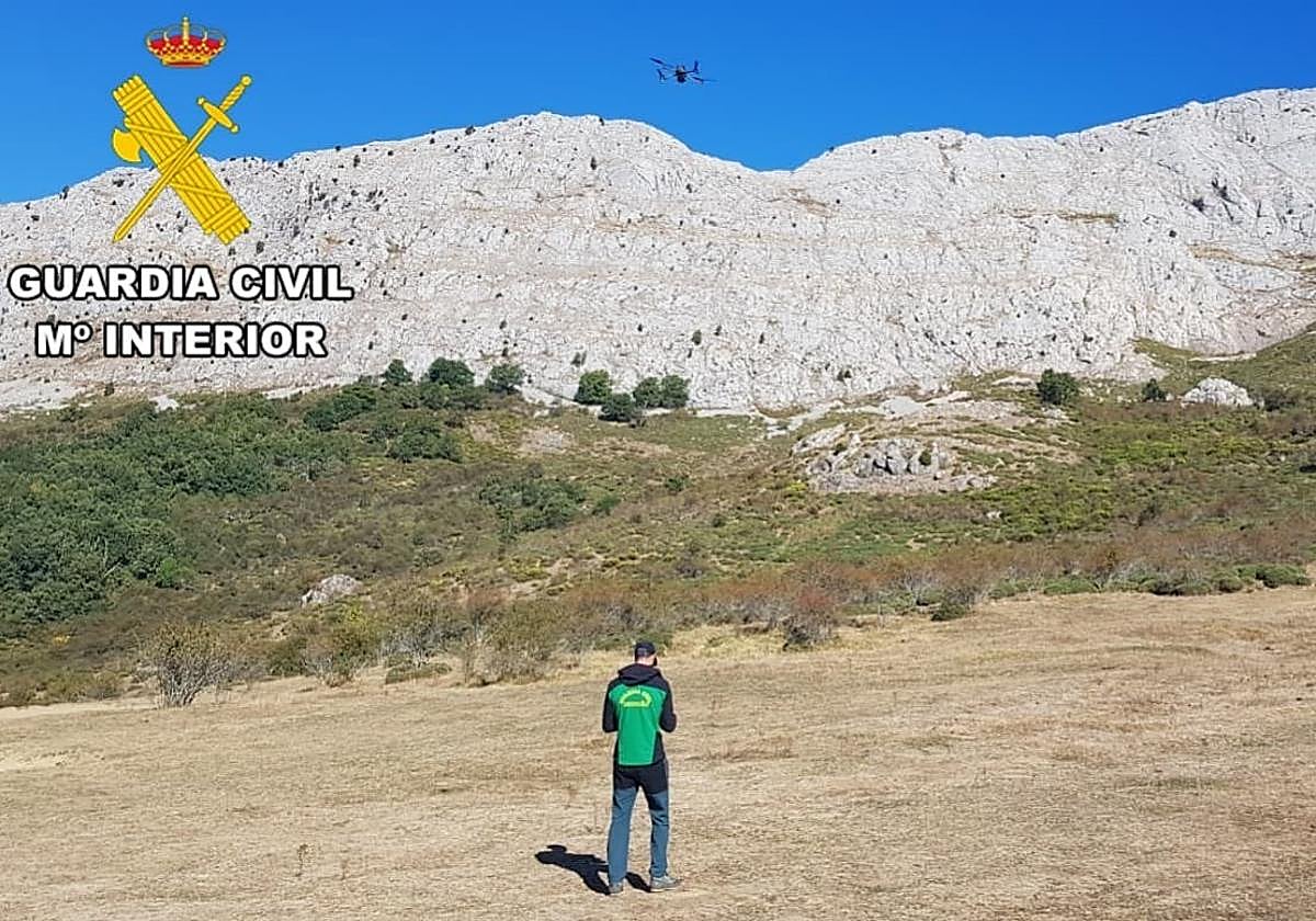 Imagen del pico Gilbo con un agente de la Guardia Civil buscando al hombre.