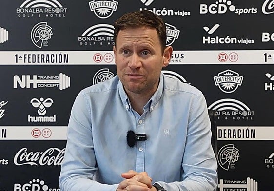 Mario Simón en una rueda de prensa con el Intercity.