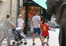 Un familia con hijos paseando por el centro de la ciudad.