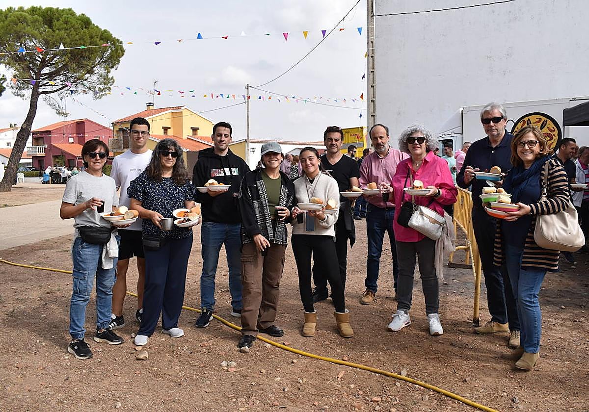 Un grupo de vecinos, en una de las citas gastronómicas.