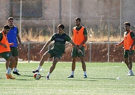 Los jugadores de Unionistas se ejercitan en una sesión de entrenamiento.