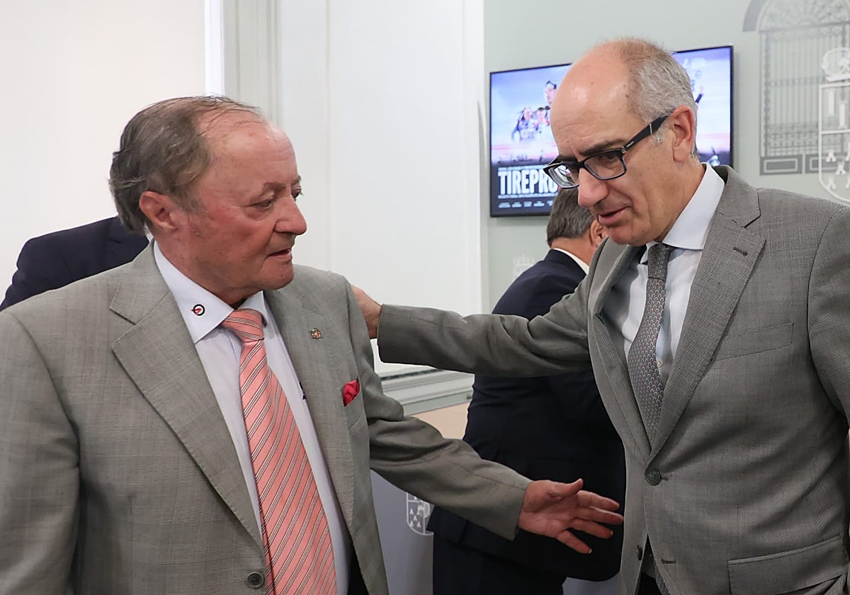 Javier Iglesias presidente de la diputación saluda Eustaquio Andrés fundador del grupo.