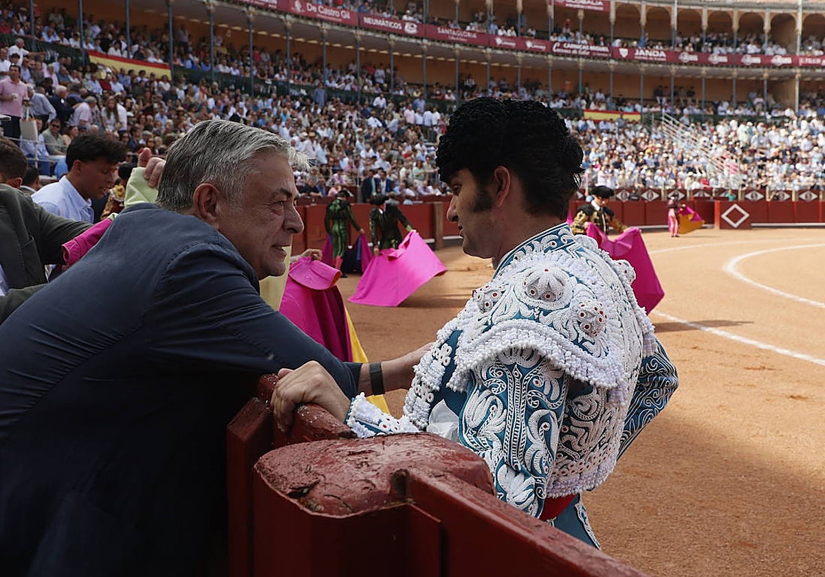 Pablo Chopera conversa con Morante de la Puebla tras el paseíllo del 14J