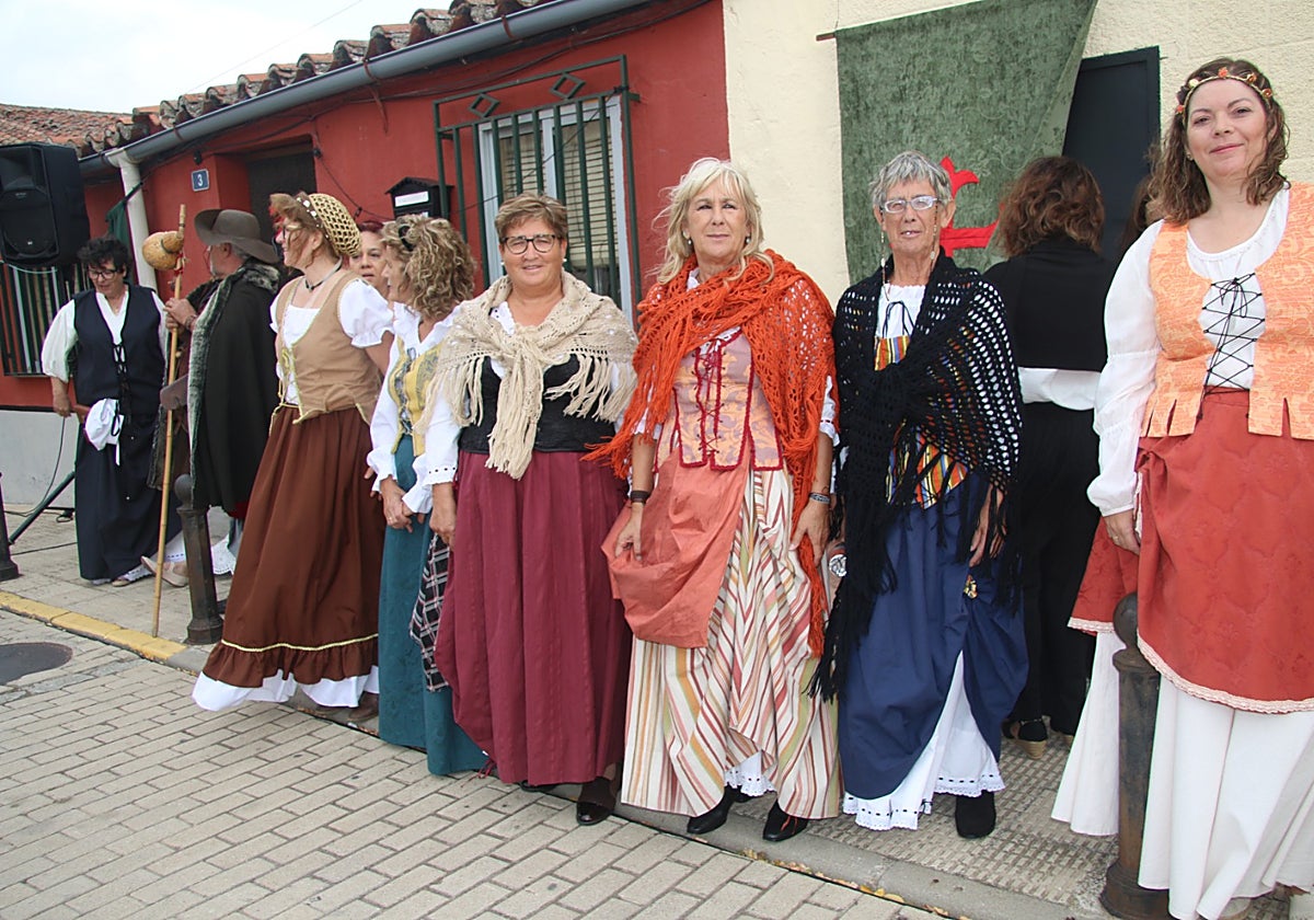 Mujeres ataviadas con indumentaria renacentista en las Vísperas Nupciales de Aldeatejada de 2024.