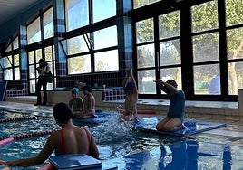 Un grupo de alumnos en la piscina climatizada de las instalaciones.