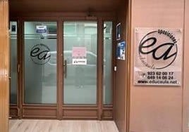 Entrada principal de las instalaciones de EDUCAULA en la calle Cortes de Cádiz.