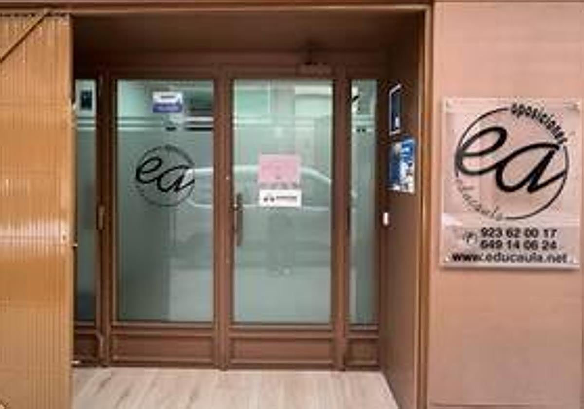 Entrada principal de las instalaciones de EDUCAULA en la calle Cortes de Cádiz.