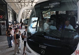 Numerosos viajeros hacen cola para el bus Salamanca-Zamora.