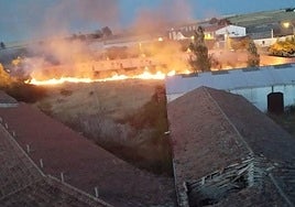 Imagen de las llamas en el solar de Peñaranda.
