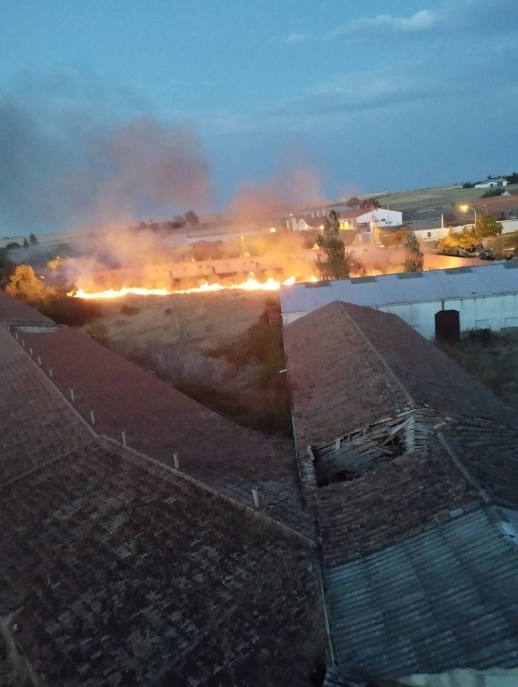 Imagen de las llamas en el solar de Peñaranda.