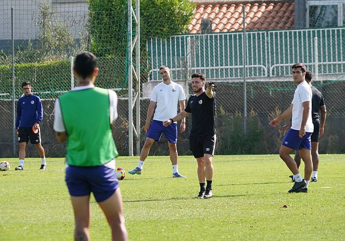 El entrenador del Salamanca UDS da instrucciones a sus jugadores durante la sesión.