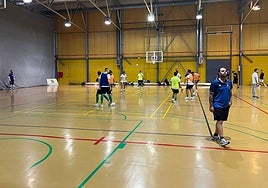 El Albense realiza los ejercicios de calentamiento antes de afrontar la cita de Copa del Rey ante el Colegio Cardenal Spinola Chamartín.