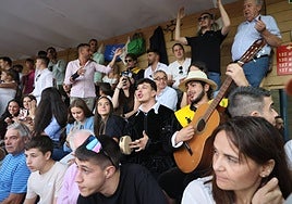 Los tunos, animando en una de las gradas de La Glorieta.