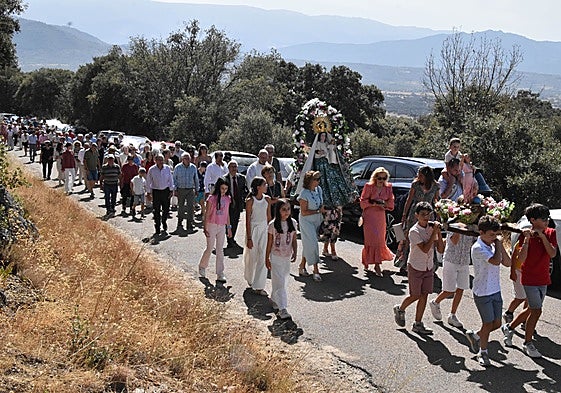 Imagen de la procesión de la Virgen del Carrascal, que ha cambiado el recorrido por la instalación de la plaza de toros en el recinto de la ermita.