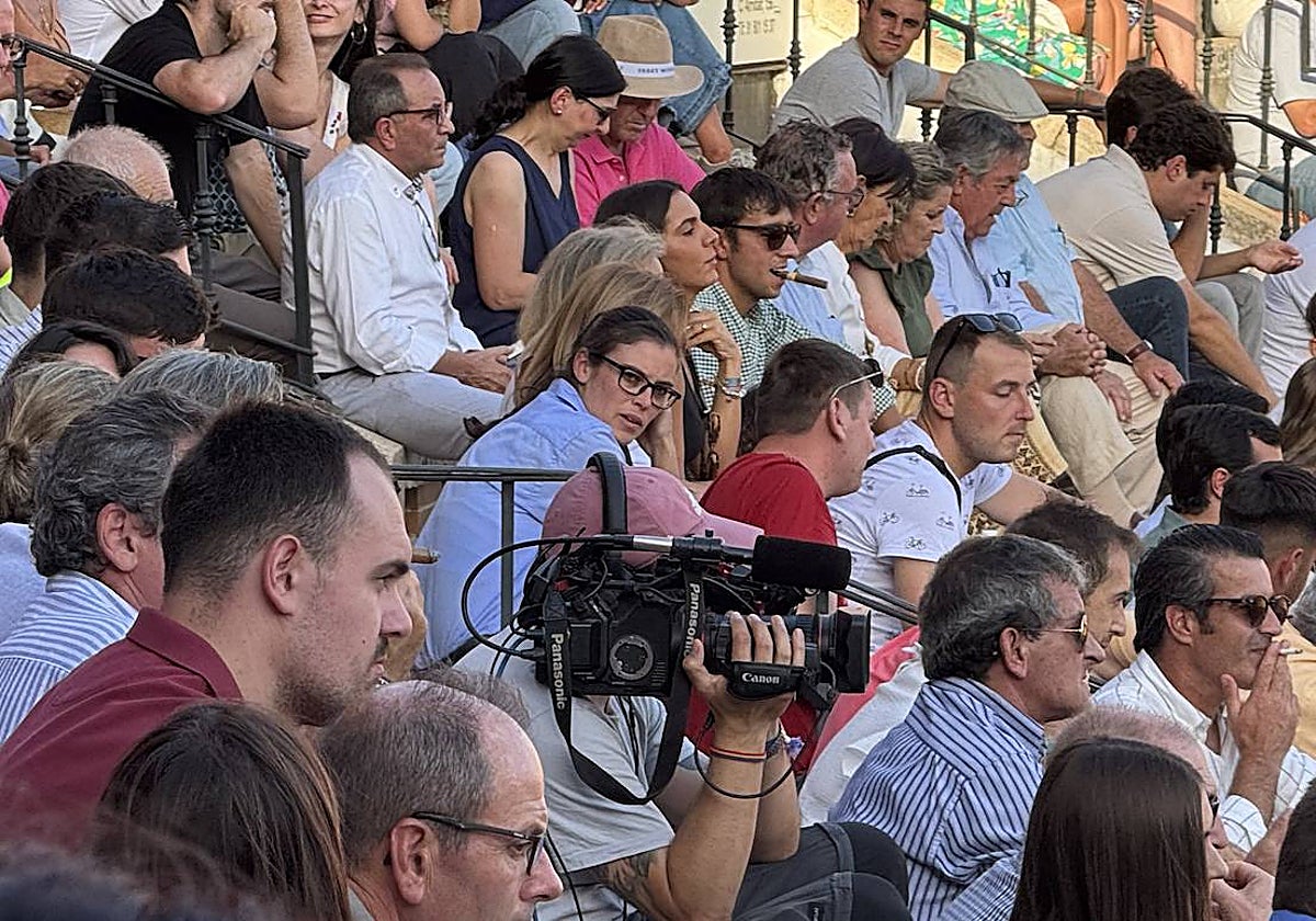 Cámara de televisión, en los tendidos de una plaza de toros.