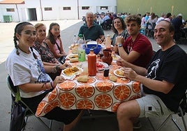 Uno de los grupos, durante la degustación de la paella.