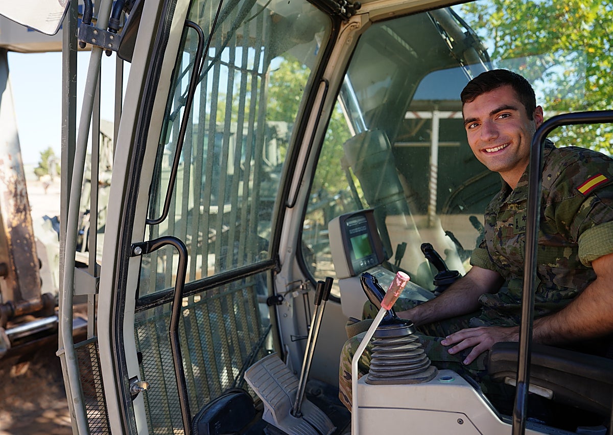Imagen secundaria 1 - 1 - Varios militares trabajan en el campo de maniobras de Los Montalvos. 2 - Gómez Gámez, dentro de una de las excavadoras. 3 - Maquinaria pesada, en el campo de maniobras.