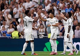 Los jugadores del Real Madrid celebran uno de los tantos.