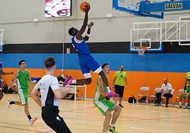 Entrada a canasta de un jugador del equipo salmantino.