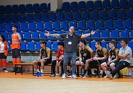 El entrenador del BM Salamanca, Martín Rechimón, se lamenta levantando sus brazos en partido.