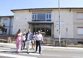 La directora de Acción Exterior, Irene Muñoz Vicente, junto al alcalde, Marcos Iglesias, durante su visita.