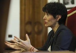 La ministra de Inclusión, Seguridad Social y Migraciones, Elma Saiz, durante la entrevista, en la sede de la Subdelegación del Gobierno.