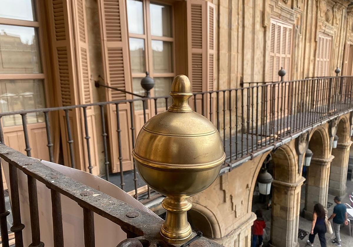 Pomo abrillantado y limpio en un tramo de los balcones de la Casa Consistorial frente a otros que faltan por pulir.