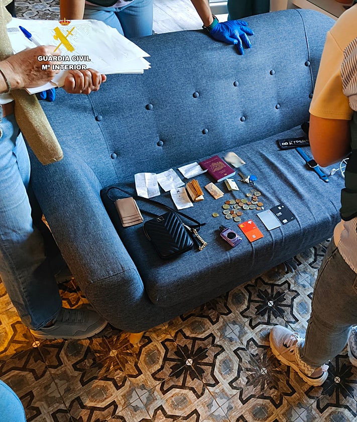 Imagen secundaria 2 - Imágenes de los detenidos y más objetivos intervenidos por la Guardia Civil.