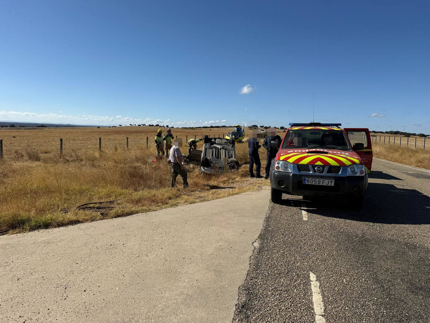 Los Bomberos de la Diputación, trabajando en el lugar del accidente.
