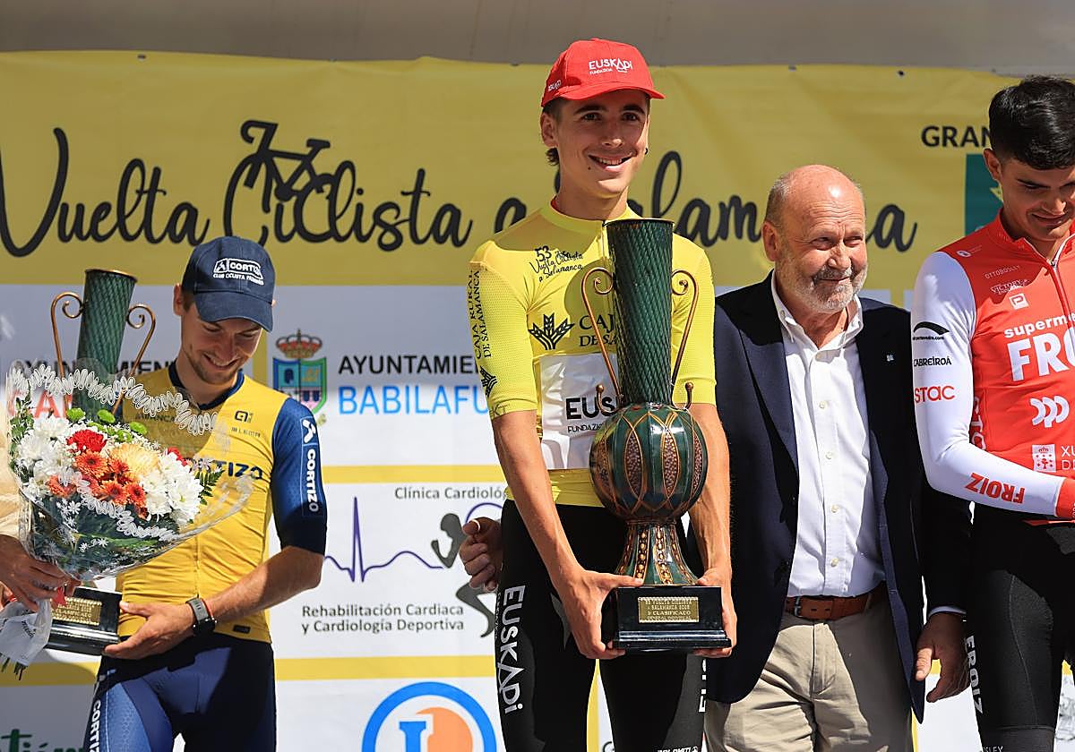 Gari Ugarte levanta el trofeo logrado.