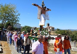Momento del traslado del Cristo desde la iglesia a la ermita
