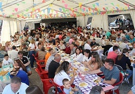 Lleno en la carpa para disfrutar de la comida de las fiestas de Valdefuentes